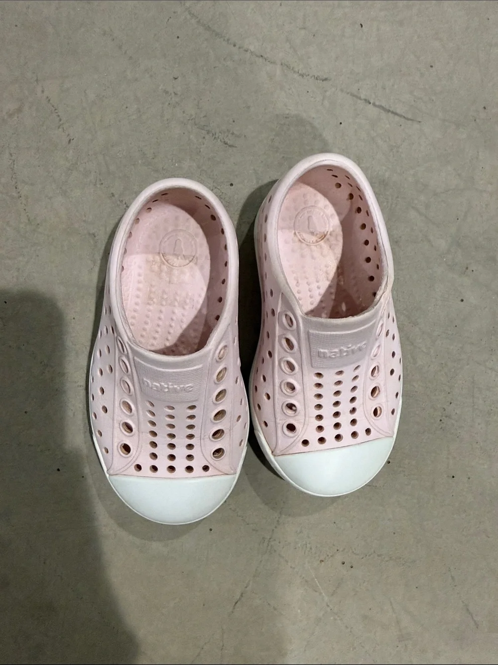 Native Toddler Water Shoes in Light Pink Size 5/5c